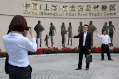 Un grupo de personas haci&eacute;ndose fotos en la zona de Shangh&aacute;i que se abrir&aacute; al libre comercio.