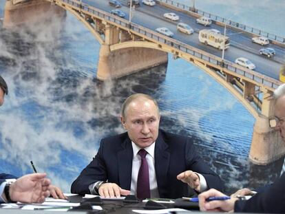 El presidente ruso, Vlad&iacute;mir Putin, se re&uacute;ne con magnates, en Krasnoyarsk, este mi&eacute;rcoles.