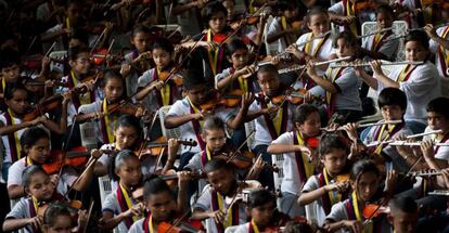 Los jóvenes músicos de la orquesta Simón Bolívar, en un concierto en Caracas, el pasado febrero.