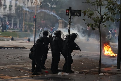 Policías se enfrentan a manifestantes durante una protesta a las afueras del senado en Buenos Aires, el 12 de junio de 2024.