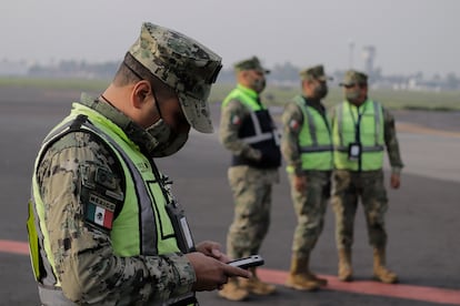 Soldados mexicanos en el aeropuerto de Ciudad de México.