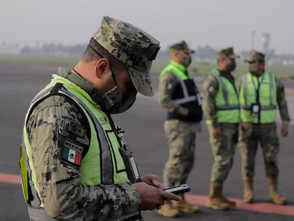 Soldados mexicanos en el aeropuerto de Ciudad de México.