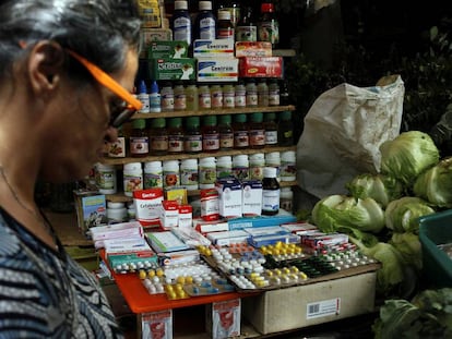 Un puesto de fruta y medicinas en Rubio, Venezuela.