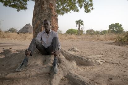 El profesor John Garangdeng y sus compañeros dan clase a más de un centenar de alumnos bajo la sombra de un árbol en la localidad de Aweil, en Sudán del Sur. 