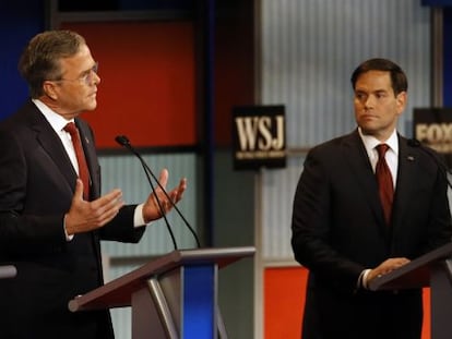 Jeb Bush reponde una pregunta ante Marco Rubio.
