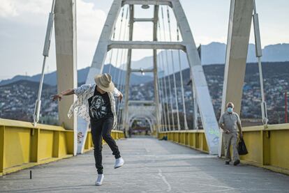 El actor Daniel García Treviño, protagonista de la película ‘Ya no estoy aquí’, baila cumbia en el Puente del Papa, que divide la zona céntrica de Monterrey con la colonia Independencia. Desde los años sesenta en Monterrey se escucha y se baila la cumbia colombiana.