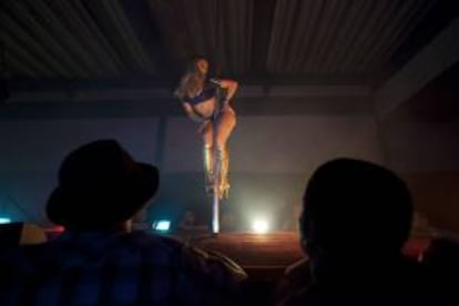 La sentencia ha estado muy dividida puesto que, de los siete jueces, cuatro fallaron en contra de Night Moves y tres lo hicieron a favor. En la imagen, el acto de una bailarina erótica. EFE/Archivo