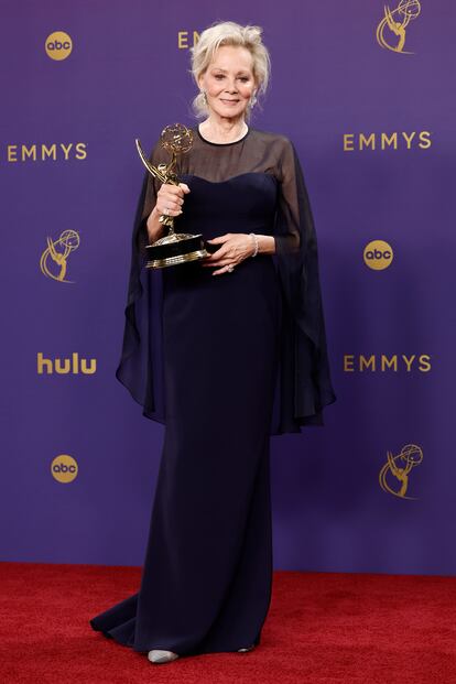 Es la sexta vez que Jean Smart gana un Emmy y su tercero por su papel de Deborah Vance en la serie 'Hacks'. A los 73 años, Smart vive uno de los momentos más dulces de su carrera. Su vestido es de Laura Basci. 