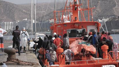 Os ocupantes de uma balsa improvisada que chegou em 2 de agosto às costas da ilha Grande Canária.