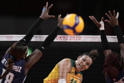 La brasileña Tandara Caixeta golpea la bola durante un partido de voleibol femenino contra la selección de República Dominicana.
