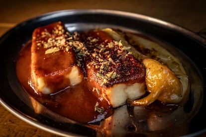 Queso morral asado con guayaba en el restaurante Chuí, en Ciudad de México, el 27 de mayo de 2025. 