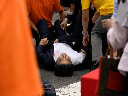 El ex primer ministro japonés Shinzo Abe yacía en la calle tras recibir dos disparos por la espalda durante un mitin, este viernes en la ciudad nipona de Nara.