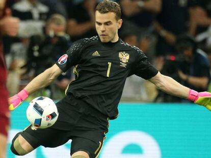 Igor Akinfeev, durante un partido de la Eurocopa 2016.