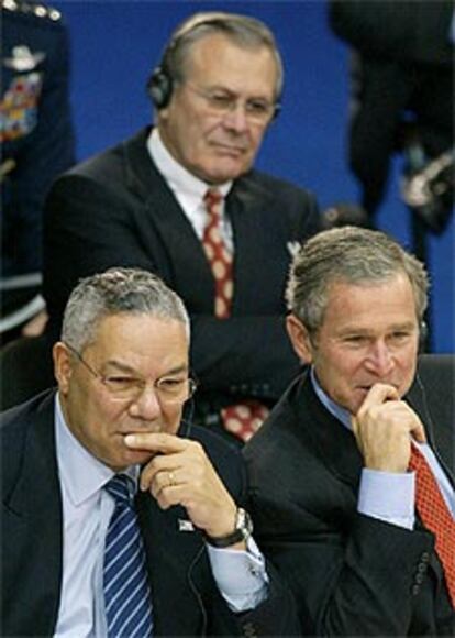 George Bush, Colin Powell y Donald Rumsfeld escuchan uno de los discursos.
