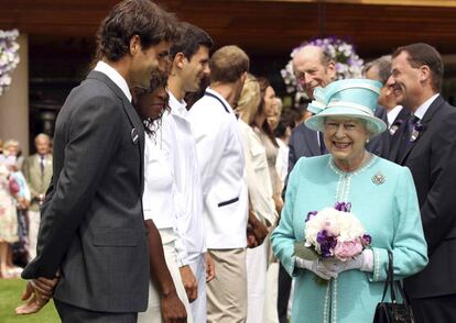 La reina Isabel II junto a Roger Federer, Novak Đoković y otros tenistas en Wimbledon 2010.