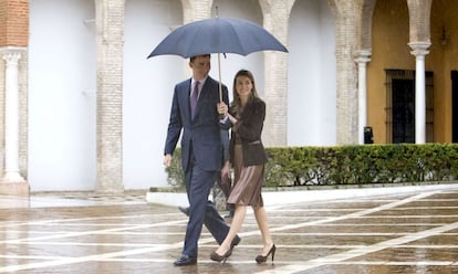 12 de febrero de 2010. Los Príncipes, a la salida del Real Alcázar de Sevilla, tras presidir el acto de presentación en Andalucía de la Fundación Príncipe de Girona.