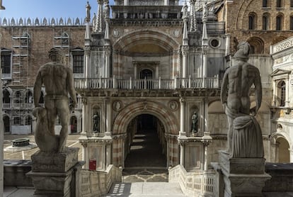 En lo alto de la escalera de los Gigantes del Palacio Ducal, proyectada por el arquitecto Anotonio Rizzo entre 1485 y 1487, destacan las esculturas en mármol de Carrara de Marte y Neptuno, símbolos de la República de Venecia: el poder militar y el dominio del mar.