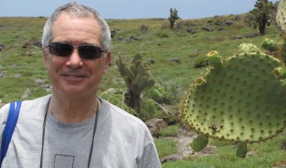 El ex economista jefe del Banco Mundial Nicholas Stern, en Isla Plaza Sur, en las Galápagos.