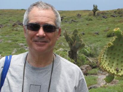 El ex economista jefe del Banco Mundial Nicholas Stern, en Isla Plaza Sur, en las Galápagos.