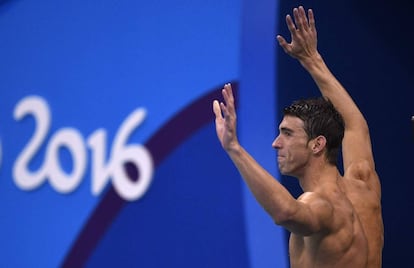 Phelps celebra el oro de EE UU en 4x100. 