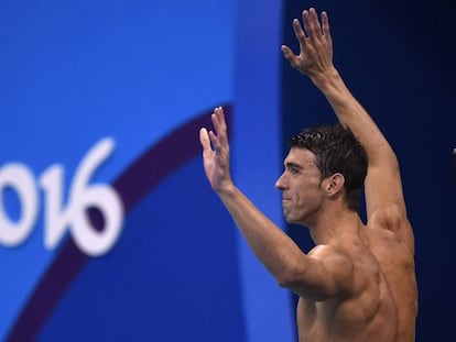 Phelps celebra el oro de EE UU en 4x100. 
