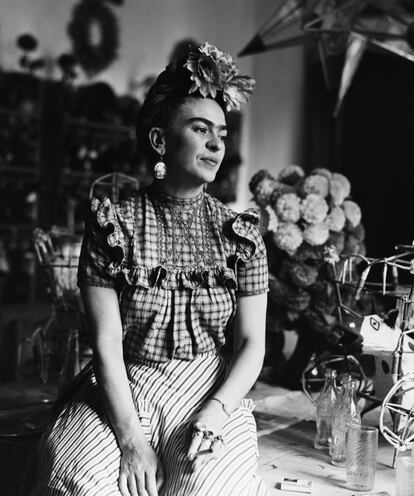 La pintora mexicana Frida Kahlo fue un símbolo en la lucha por superar el rol que jugaban las mujeres de su tiempo. Nacida a principios del siglo XX, Kahlo contrajo la enfermedad de la polio y tuvo, tiempo después, un grave accidente del que tardó en recuperarse, tras pasar por varias operaciones quirúrgicas.