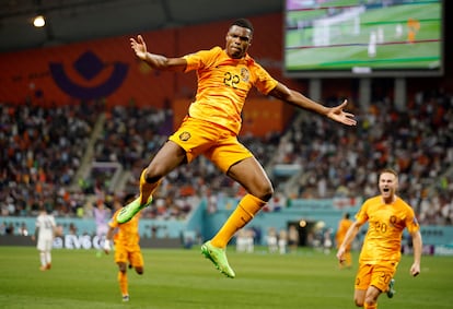 Denzel Dumfries celebra el tercer gol de Países Bajos. 