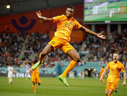 Denzel Dumfries celebra su gol para Países Bajos frente a Estados Unidos este sábado.