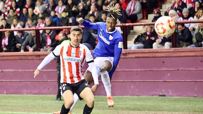 El delantero del Athletic Club, Nico Williams (d), disputa el balón ante el defensor del Logroñés durante el partido de Copa de este sábado.