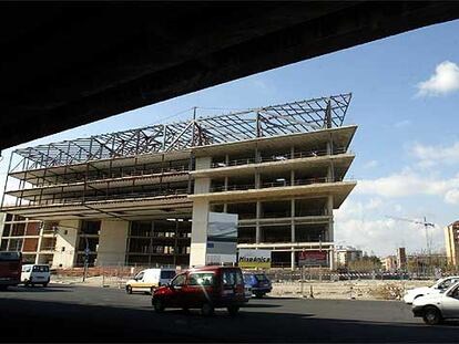 La estructura del edificio del centro superior de investigación, junto al puente de acceso a Valencia desde la A-7.