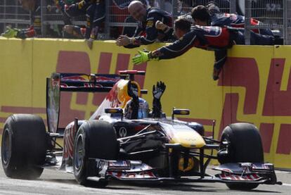 Sebastian Vettel celebra su triunfo en el Gran Premio de Turquía con los miembros del equipo Red Bull tras cruzar la línea de meta.