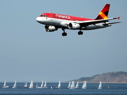 Um avião da Avianca se prepara para pousar no Rio de Janeiro.