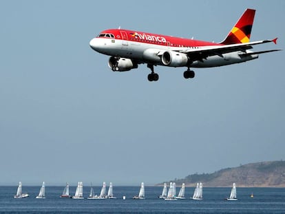 Un avión de Avianca, en aproximación al aeropuerto de Río de Janeiro.