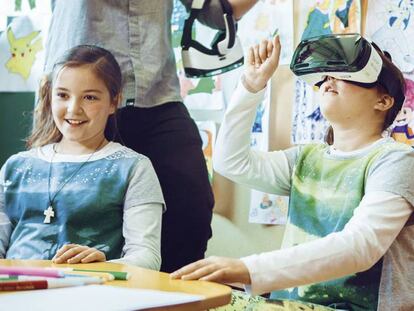 Adultos y niños pueden aprender lecciones de todo tipo de materias en un formato inmersivo, gracias a las capacidades de los visores de realidad virtual.