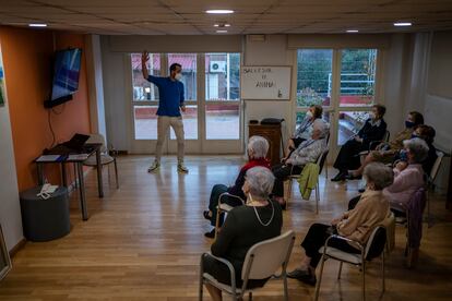 Residentes del centro Ballesol 60, en Pozuelo de Alarcón (Madrid), el jueves en una clase sobre la historia de Eurovisión.