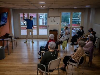 Residentes del centro Ballesol 60, en Pozuelo de Alarcón (Madrid), el jueves en una clase sobre la historia de Eurovisión.