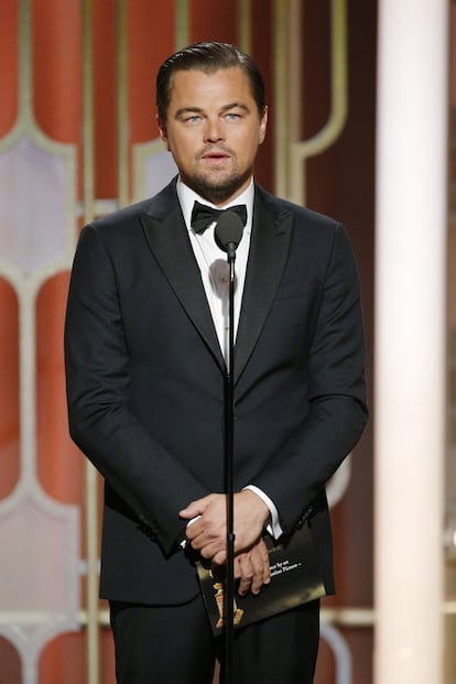 Leonardo DiCaprio, que entregó el premio a mejor actriz a Emma Stone.