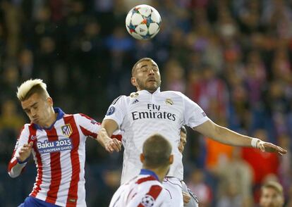 Griezmann y Benzema saltan a por la pelota.