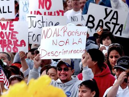 Manifestaci&oacute;n en defensa de los derechos de los inmigrantes en Kansas en 2006.