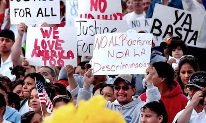 Manifestaci&oacute;n en defensa de los derechos de los inmigrantes en Kansas en 2006.