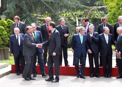 El presidente de Santander, Emilio Botín, conversa con el presidente del Gobierno, Mariano Rajoy.