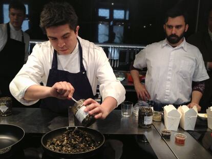 Estanis Carenzo (derecha), cocinero al frente de Sudestada y Chifa con Roberto Ruiz, de Punto MX.