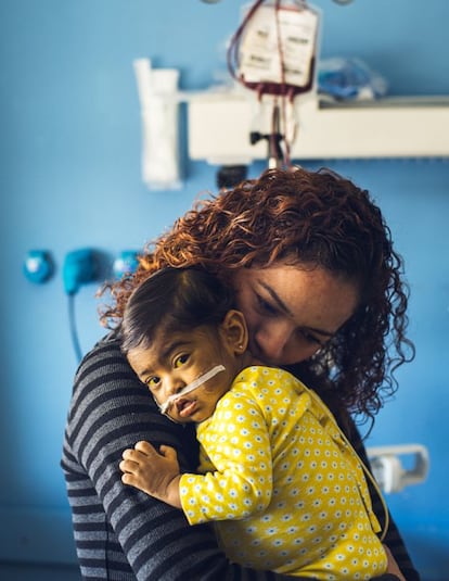 Marisol Carrillo sostiene a su hija, Cádiz Villalobos. Nació con atresia de vías biliares extrahepáticas. Necesita un hígado nuevo. Su madre será la donante en una operación que durará unas 14 horas.