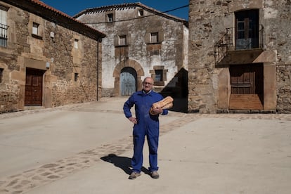 Arturo, vecino de Carrascosa de la Sierra, el jueves con el pan recién comprado.