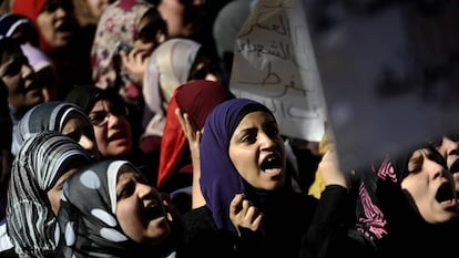 Varias mujeres, en la plaza Tahrir de El Cairo, en 2011.