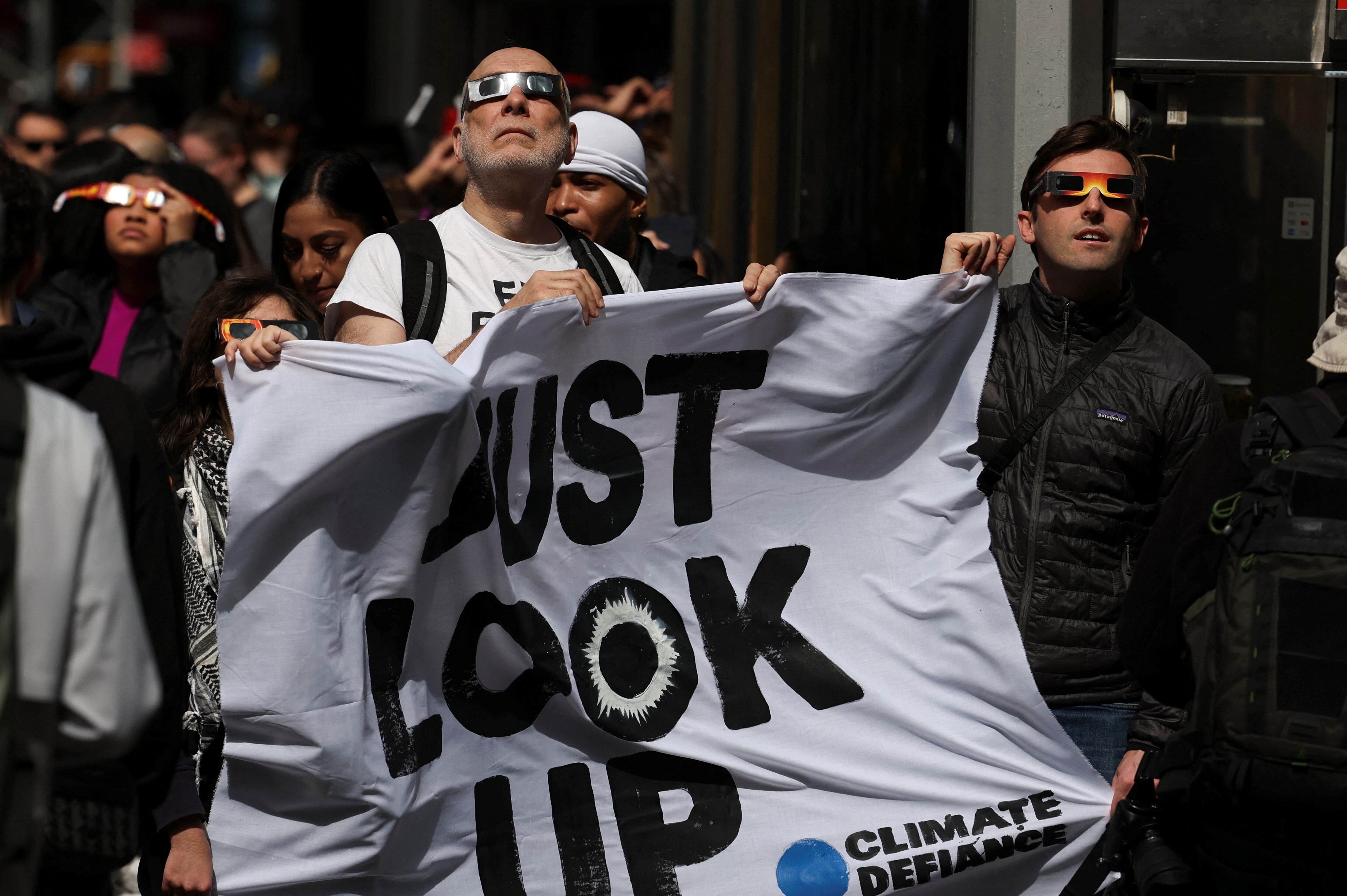 La gente se reúne para ver el eclipse solar parcial en Times Square, en la ciudad de Nueva York.