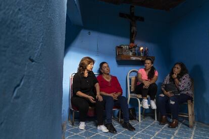 Elena Muñoz, Rosana Esqueda y Luz Elena de la Cruz, familiares de desaparecidos en Jalpa, hablan en la casa de Marta.