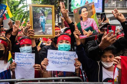 Protestas contra la junta militar birmana  para exigir la liberación de Aung San Suu Kyi, este viernes en Bangkok.