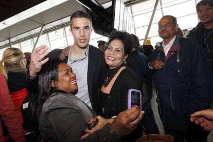 El delantero holandés Robin van Persie, en el aeropuerto de Schiphol, en Amsterdam, desde donde se montó en un avión con destino Ucrania. El 'pichichi' de la 'Premier' (30 goles) no juega con su selección como delantero centro, puesto reservado a Huntelaar, máximo goleador de la 'Bundesliga' (29 tantos).