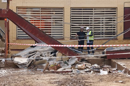 Los restos de inmuebles en la localidad de Massanassa este domingo.